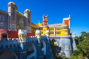 Pena-Palast auf der Spitze eines Hügels in Sintra, Portugal foto