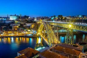 stadtbild von porto in portugal mit luiz i bridge foto