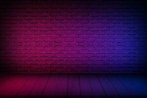 Neon- Licht auf Backstein Mauer Textur Hintergrund. Beleuchtung bewirken rot und Blau Neon- Hintergrund zum Produkt Anzeige, Banner, oder Attrappe, Lehrmodell, Simulation. foto