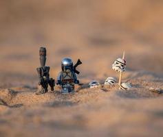 Warschau 2020 - Lego Star Wars Minifigur Mandalorianer in der Tatooine-Wüste foto