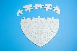 Puzzleteile auf blauem Hintergrund, Team-Business-Konzept foto