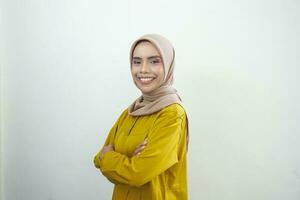 lächelnd jung asiatisch Muslim Frau fühlt sich zuversichtlich und froh isoliert Über Weiß Hintergrund foto