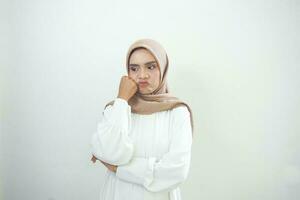 Porträt von traurig jung asiatisch Muslim Frau isoliert Weiß Hintergrund foto