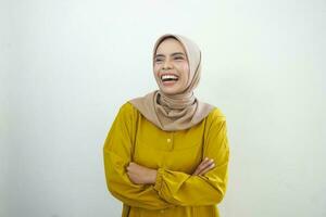 Lachen jung asiatisch Muslim Frau Gefühl komisch chatten isoliert Über Weiß Hintergrund foto