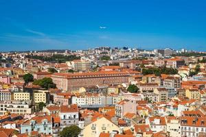 ein flugzeug fliegt über lissabon, die hauptstadt von portugal
