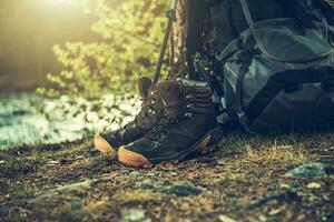 Wanderer Trekking Schuhe und ein Rucksack foto