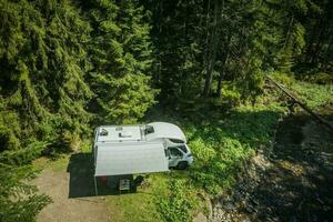 Privat rv Campingplatz im das Wald foto