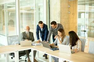 geschäftsleute, die im team im büro arbeiten foto