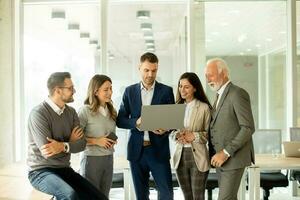 geschäftsleute, die im team im büro arbeiten foto