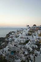 oia Dorf auf Santorini Insel im Griechenland beim Sonnenuntergang foto