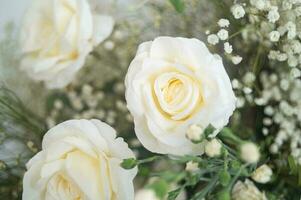 Hochzeitskulisse mit Blumen- und Hochzeitsdekoration foto