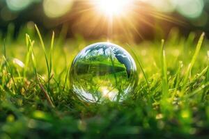 Glas Globus im Grün Gras beim sonnig Hintergrund. Konzept von das Umgebung Welt Erde Tag. generativ ai foto