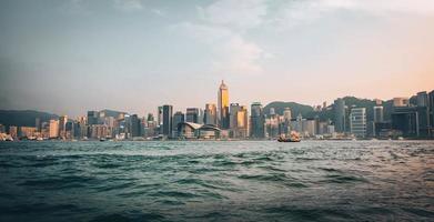 Blick auf die Skyline von Hongkong mit der Fähre foto