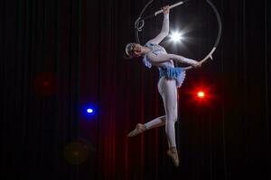 Zirkus Akrobaten Turner ausführen auf ein Bühne dunkel Hintergrund. foto