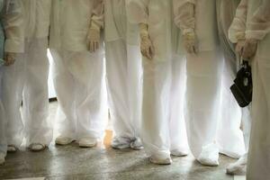 ein Gruppe von Ärzte im schützend medizinisch Anzüge während das Coronavirus Epidemie. foto