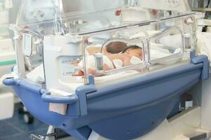 Neugeborene Kinder sind im das Kisten im das Krankenhaus. foto