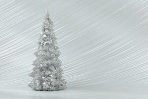 Weihnachten Komposition. Silber Weihnachten Baum auf ein Silber Hintergrund. glücklich Feiertage. minimal Neu Jahr Konzept. foto