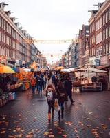 Amsterdam, Niederlande 2018 - Leute, die auf einem Straßenmarkt in Amsterdam spazieren gehen? foto