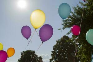 mehrfarbig Luftballons gegen das Blau Himmel.mehrfarbig Luftballons foto