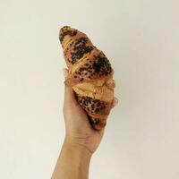 Hand halten ein Croissant foto