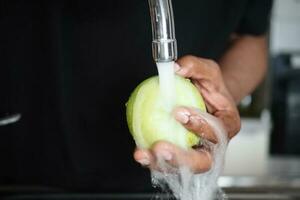 frisch Apfel Waschen mit Hand. foto