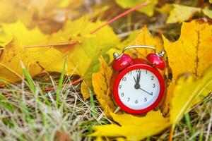 Uhr und Herbst Blätter, Herbst Zeit foto