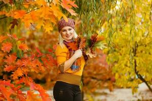 Mode Frau im Herbst Park halten Gelb Blatt foto
