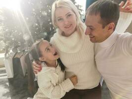 Familie, Feiertage, Technologie und Menschen - - lächelnd Mutter, Vater und wenig Mädchen Herstellung Selfie mit Kamera Über Leben Zimmer und Weihnachten Baum Hintergrund foto