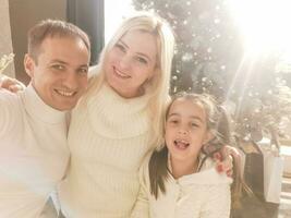 Familie, Feiertage, Technologie und Menschen - - lächelnd Mutter, Vater und wenig Mädchen Herstellung Selfie mit Kamera Über Leben Zimmer und Weihnachten Baum Hintergrund foto