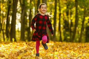 süß Baby Mädchen im das Herbst Wald foto