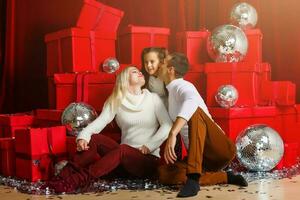 Porträt einer freundlichen Familie am Weihnachtsabend foto