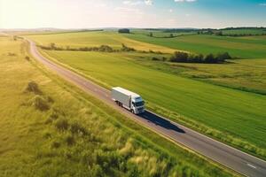 groß Blau LKW Fahren schnell mit ein Weiß Anhänger mit leer Raum zum Text auf ein Landschaft Straße mit andere Autos gegen ein Blau Himmel mit ein Sonnenuntergang generativ ai foto