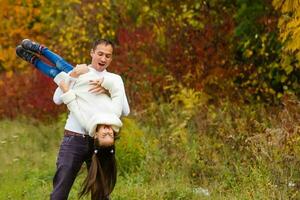 Vater und Tochter haben ein Spaß im Herbst Park foto