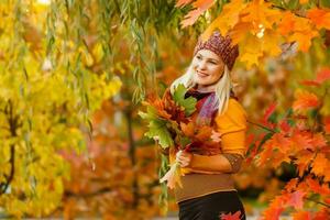 draussen Mode Foto von jung schön Dame umgeben Herbst Blätter