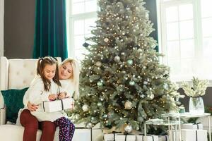 Feiertage, die Geschenke, Weihnachten, Weihnachten, Geburtstag Konzept - - glücklich Mutter und Kind Mädchen mit Geschenk Box foto