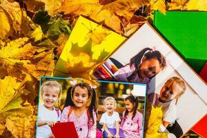 Schule Foto Buch auf das Gelb Blätter oben Sicht. rustikal Foto von Herbst Komposition