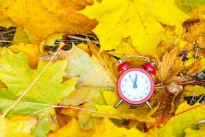 Uhren und Herbst Blätter, Std von Herbst foto