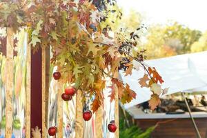 Herbst immer noch Leben Foto Zone Dekor Ukraine Russland Viburnum Baum Äpfel Fass Rad Heu Korb rot Orange fallen