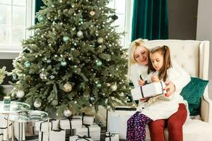 Bild von Mutter und Tochter mit Geschenk Kisten, Weihnachten foto