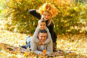 glücklich Familie ruhen im schön Herbst Park foto