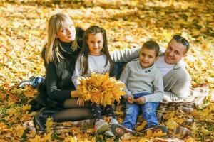 das Familie Spaziergänge im das Park im Herbst foto