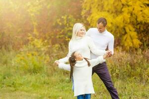 Familie mit Kind gehen im Herbst Park foto