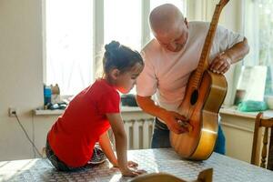 akustisch Gitarre Bespannen, zu machen ein Reparatur foto