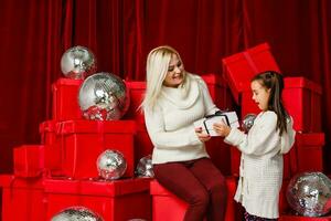 Bild von Mutter und Tochter mit Geschenk Kisten, Weihnachten foto