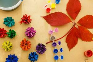 Farbe zum Färbung Blätter und Zapfen. Herbst Hintergrund Über Kreativität, Rückkehr zu Schule. speichern das Raum zurück zu Schule foto