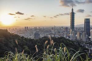 Taipeh-Stadt bei Sonnenuntergang vom Hügel aus gesehen foto