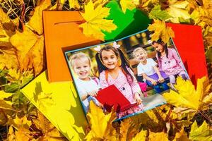 Schule Foto Buch auf das Gelb Blätter oben Sicht. rustikal Foto von Herbst Komposition