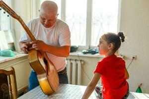 akustisch Gitarre Bespannen, zu machen ein Reparatur foto