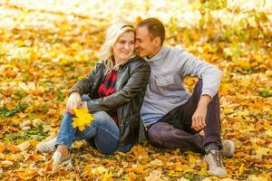 jung Frau und Mann Gehen im Herbst Stadt Park foto