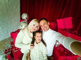 Porträt einer freundlichen Familie am Weihnachtsabend foto
